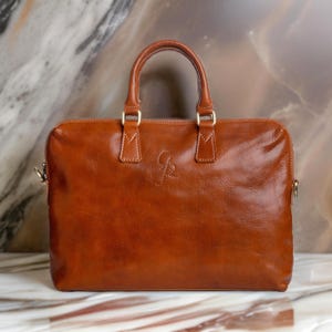 Maletín para portátil en piel vegetal de primera calidad: un compañero profesional elegante, delgado y con estilo para hombres y mujeres. Fabricado artesanalmente en Italia.