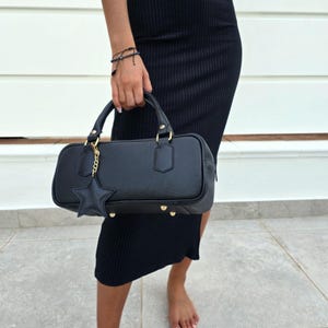 Schwarze Lederhandtasche für Frauen, Schlanke und Elegante Italienische Tasche mit Reißverschluss, Perfekt für Urban Fashionistas, in Handarbeit in Italien Hergestellt