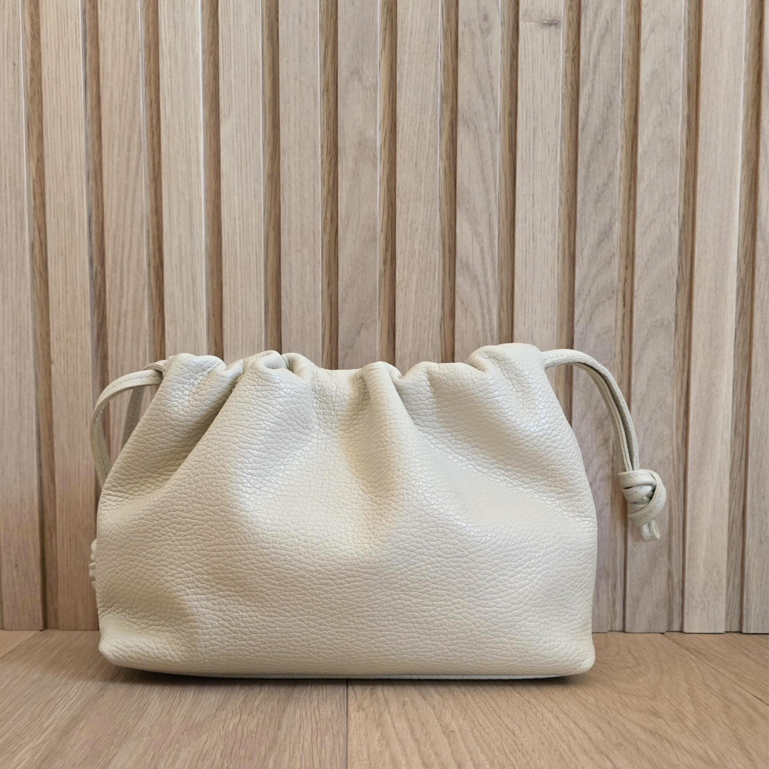 【CLASSY.掲載】BOTTEGA VENETA◆レザーポーチ ストラップ付き ホルターネックレザークロップドベスト/2色展開/S〜XL/2023SS
