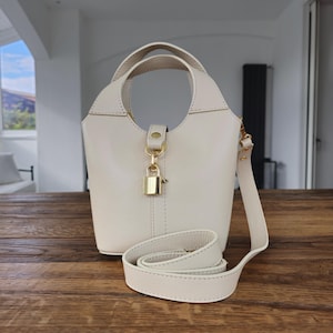Kleine Beuteltasche für Frauen, echtes Leder, weiche und kompakte Crossbody-Handtasche, trendige Alltagstasche, hergestellt in Italien