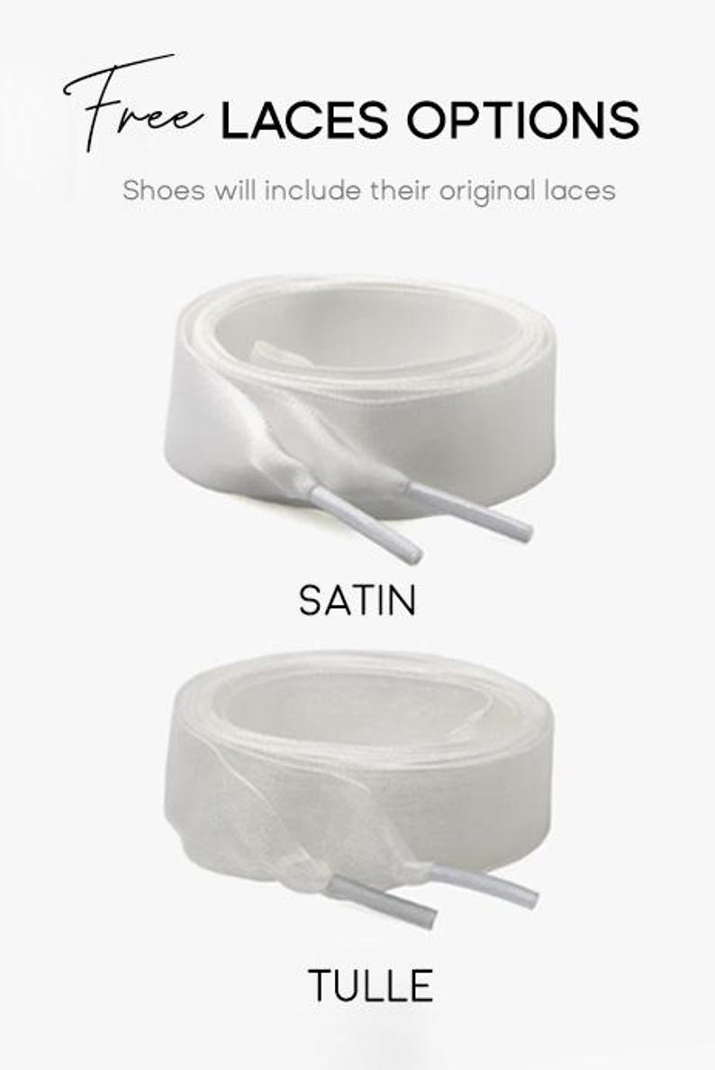 K&ouml;nnte beinhalten: Zwei Paar wei&szlig;e Schn&uuml;rsenkel mit der Aufschrift Free LACES OPTIONS. Das obere Paar ist aus glattem Satin, das untere aus transparentem T&uuml;ll. Der Text lautet: Shoes will include their original laces. Beide Paare sind rund aufgerollt mit Kunststoffenden.