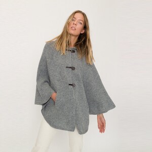 Plus Size Womens Merino Poncho, Poncho en laine avec capuche, Poncho chaud gris tricoté DROP / graphite natural grey