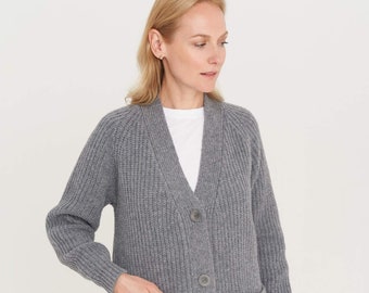 Cardigan in lana di cashmere, maglione da donna a maglia a mano, cardigan lungo merino abbottonato, maglione lavorato a maglia vintage FAMO / grigio