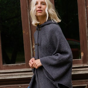 Plus Size Womens Merino Poncho, Poncho en laine avec capuche, Poncho chaud gris tricoté DROP / graphite graphite