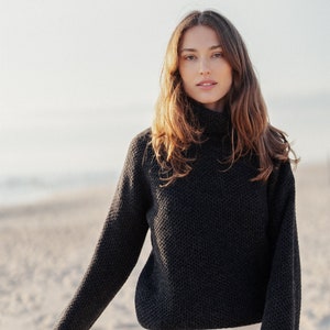 Suéter de cuello alto de lana de cachemira, suéter de punto de lana escandinava minimalista, prendas de punto de merino para mujer, suéter de lujo tejido a mano / BEATRICE