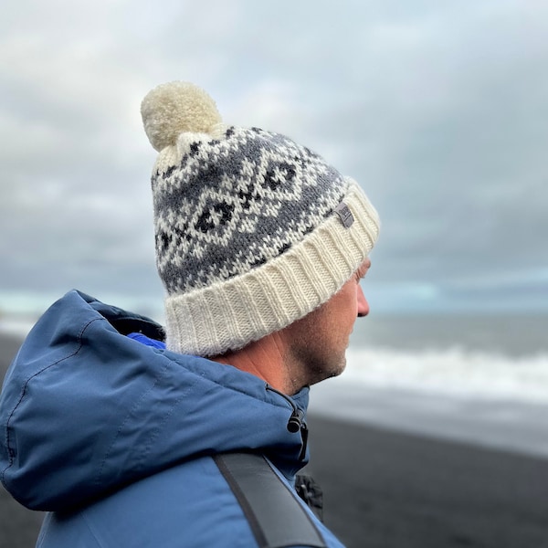 Bonnet en laine épaisse avec pompon de couleur blanc mélangé et ornements, bonnet en laine scandinave tricoté à la main, bonnet en laine vintage à pompons