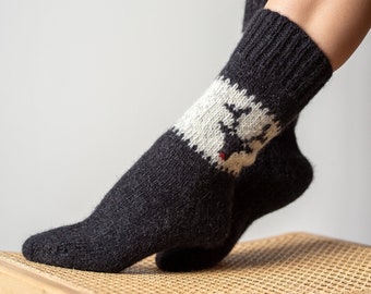 Schwarze Wollsocken mit Hirsch Ornamenten, Handgefertigte Unisex Wollsocken, Weiche Bio Wollsocken, Skandinavische Socken