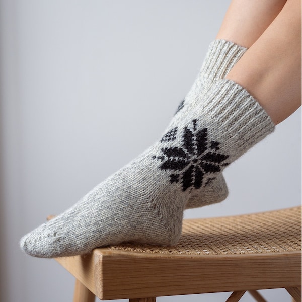 Graue natürliche Wolle Stiefel Socken, skandinavische Hygge handgestrickte Wollsocken, Unisex Wollsocken, natürliche Wolle Weihnachtssocken