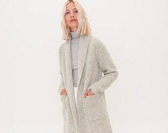 Cardigan en laine mérinos confortable avec poches, veste en tricot de cachemire, pull en laine douce naturelle RIVER / gris clair