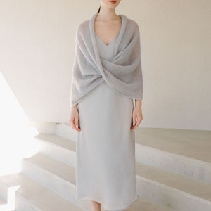 Châle de cape de mariage luxueux, châle de mariée léger, cape en mohair blanc, couvre-chef de mariée en mohair, haussement d'épaules tricoté pour mariage élégant / MAGNOLIA Light Gray