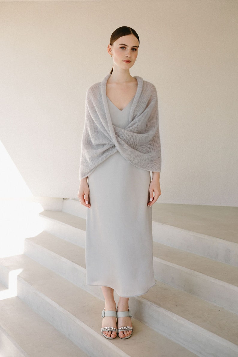 Châle de mariée luxueux, châle de cape de mariage, cape en mohair clair, couverture de mariée en mohair, haussement d'épaules tricoté pour mariage élégant / MAGNOLIA Light Gray