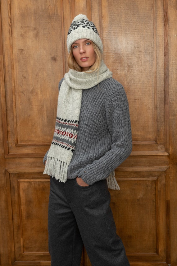 Écharpe en laine chaude avec glands, écharpe tricotée de style scandinave,  écharpe grise naturelle, accessoire en laine tricotée unisexe - Etsy Canada