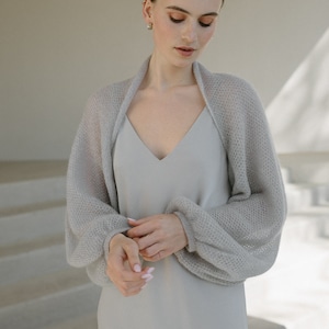 Gemütlicher Mohair Braut Bolero Schal, Hochzeit Mohair Shrug, Leichter Brautpullover mit offener Vorderseite, Hochzeit weicher Mohair gestrickter Shrug / ELIZABETH Light Gray