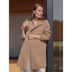 Minimalistische jas van kasjmier: lange beige jas met zakken, trui van merino-kasjmiermix, gezellig wollen vest voor dames / SARA