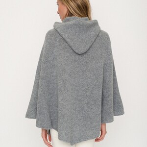 Plus Size Womens Merino Poncho, Poncho en laine avec capuche, Poncho chaud gris tricoté DROP / graphite image 6