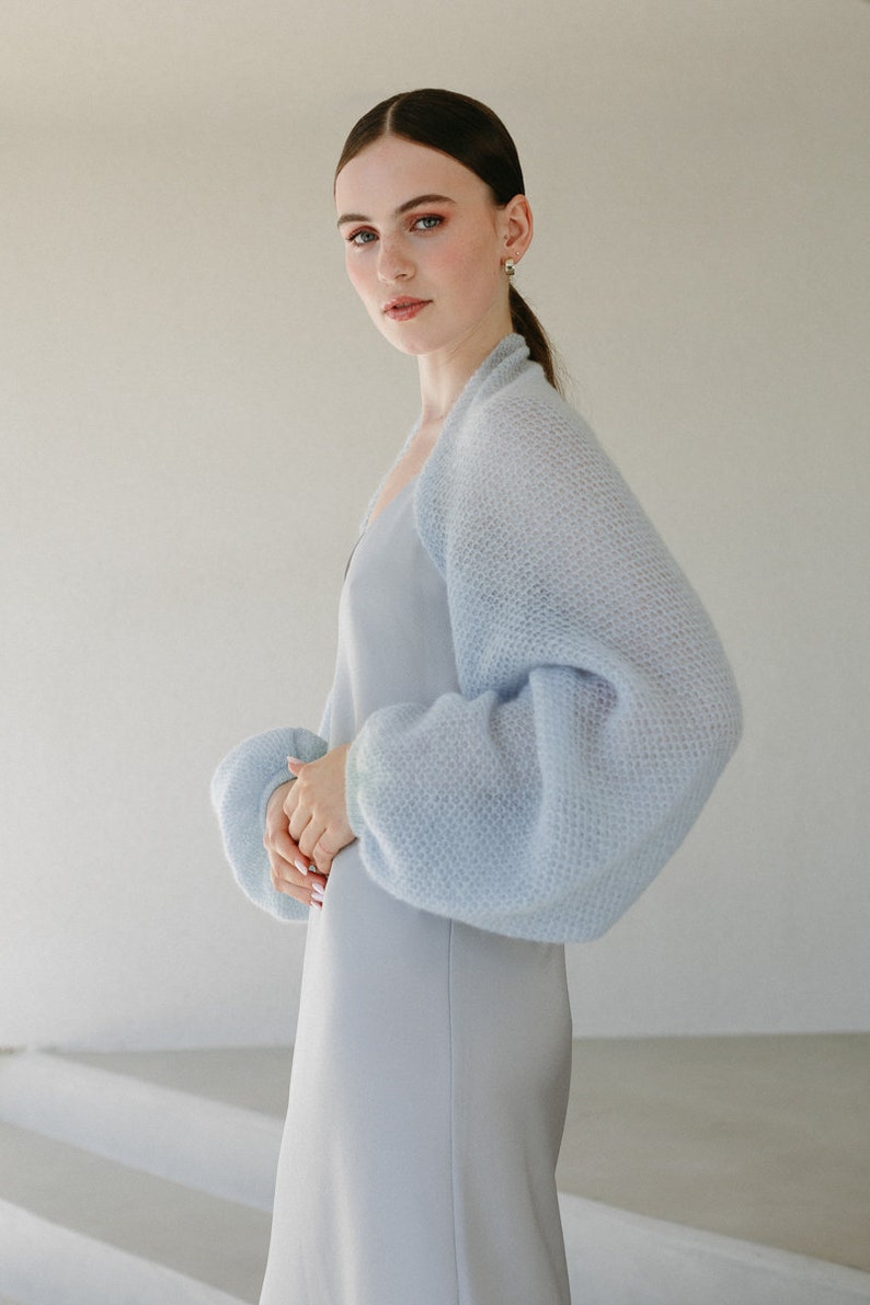 Boléro de mariage blanc, cache-épaules de mariée, haussement d'épaules en mohair Superkid doux tricoté à la main, haussement d'épaules en tricot en mohair de mariage / ELIZABETH Pale Blue