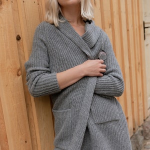 Cardigan in cashmere e lana merino biologica: cappotto in maglia beige con tasche, giacca lunga aperta sul davanti, cardigan in maglia di lana merino biologica / RIVER grau