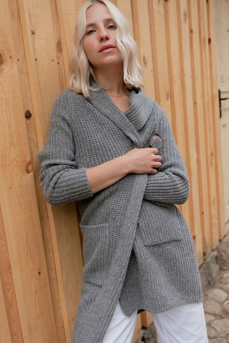 Cardigan in cashmere e lana merino biologica: cappotto in maglia beige con tasche, giacca lunga aperta sul davanti, cardigan in maglia di lana merino biologica / RIVER grau