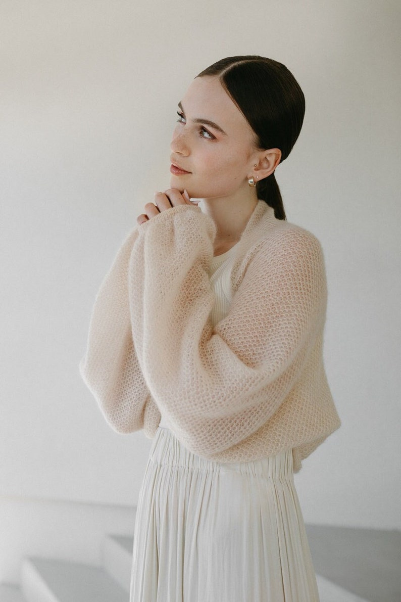 Boléro de mariée confortable en mohair, haussement d'épaules de mariage en mohair, pull de mariée léger ouvert sur le devant, haussement d'épaules de mariage en mohair doux / ELIZABETH Sand