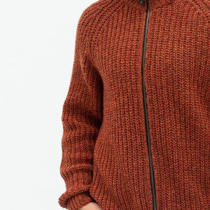 Pu&ograve; includere: Un cardigan di maglia color ruggine con chiusura a zip. Il cardigan ha un motivo a maglia testurizzato e un collo alto.