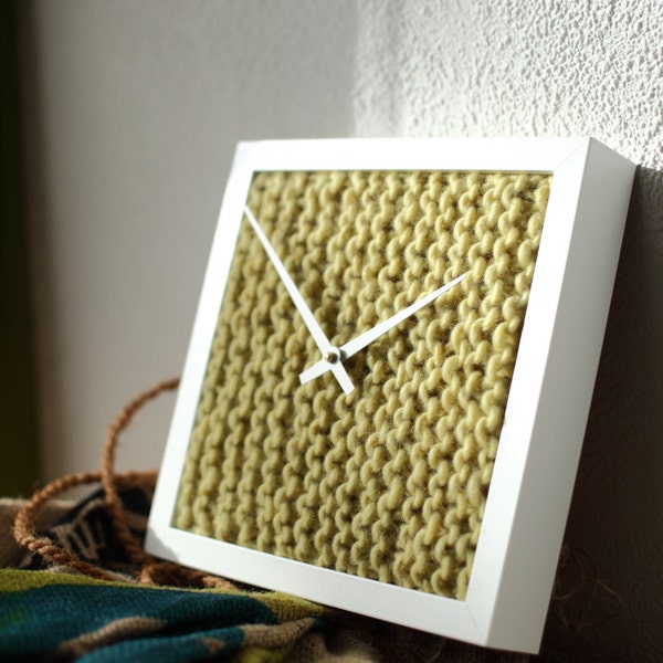 Uhr mit handgestricktem Ziffernblatt