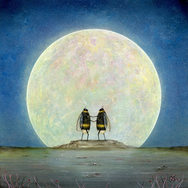 K&ouml;nnte beinhalten: Zwei Cartoon-Hummeln stehen auf einem kleinen Felsen vor einem gro&szlig;en Vollmond. Der Mond ist blassgelb mit einem leichten Rosaton. Der Himmel ist dunkelblau mit wei&szlig;en Sternen.