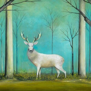 Pode incluir: Um veado branco com grandes chifres est&aacute; em uma floresta com &aacute;rvores altas e finas. O fundo &eacute; de uma cor azul-esverdeada suave.