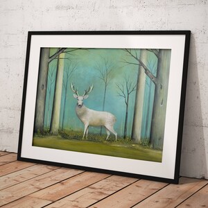 Pode incluir: Um veado branco est&aacute; em um ambiente de floresta. O veado est&aacute; de frente para o espectador com a cabe&ccedil;a erguida. O fundo &eacute; de um suave azul esverdeado com &aacute;rvores e vegeta&ccedil;&atilde;o.