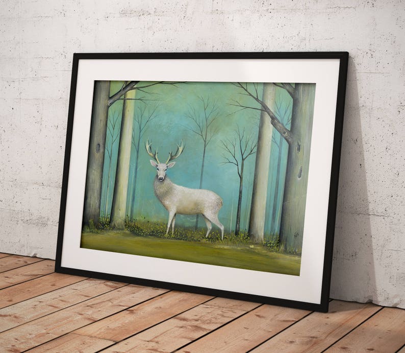 Pode incluir: Um veado branco est&aacute; em um ambiente de floresta. O veado est&aacute; de frente para o espectador com a cabe&ccedil;a erguida. O fundo &eacute; de um suave azul esverdeado com &aacute;rvores e vegeta&ccedil;&atilde;o.