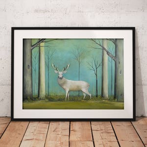 Pode incluir: Um veado branco est&aacute; em um ambiente de floresta. O veado est&aacute; olhando para a frente com seus chifres vis&iacute;veis. O fundo &eacute; um suave azul-verde com &aacute;rvores e vegeta&ccedil;&atilde;o.