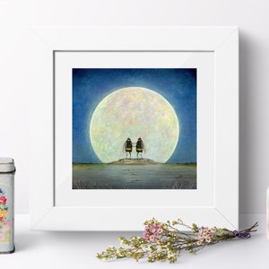 K&ouml;nnte beinhalten: Ein gerahmtes Gem&auml;lde mit zwei Cartoon-Bienen, die auf einem H&uuml;gel unter einem gro&szlig;en Vollmond stehen. Der Mond ist hellgelb und hat einen blauen Himmel dahinter.