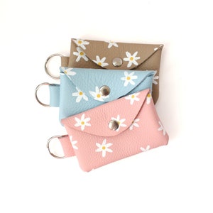 Hand Painted Daisy Cardholder Keyring image 1