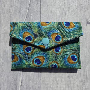 Tarjetero hecho a mano, cartera acolchada suave, tela de plumas de pavo real, algodón, amante de los pájaros
