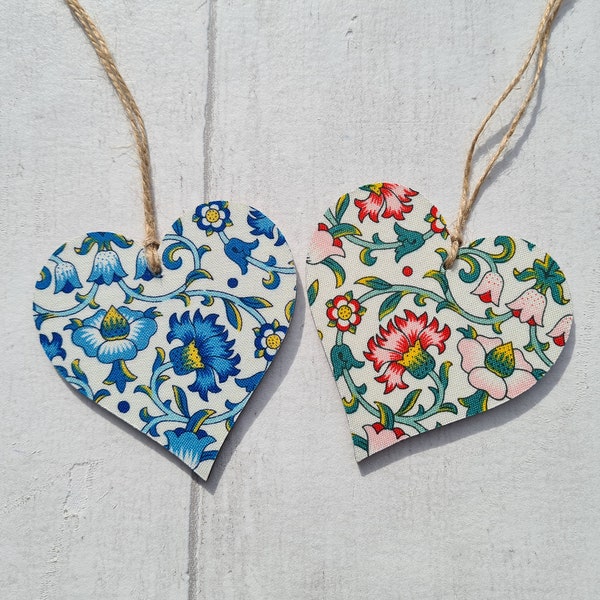 Lot de deux coeurs suspendus en bois Liberty, décoration florale bleue et verte, 7,5 cm, plaque décorative, petit coeur d'amour rustique