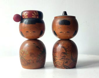 Muñeca Kokeshi Donko vintage de la década de 1950, de 13 cm de altura, con pinturas de paisajes tradicionales japoneses.