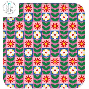 Op de afbeelding: Een roze en groen geruit patroon met rode, gele en witte bloemen. De bloemen zijn gestileerd en hebben een retro-look.