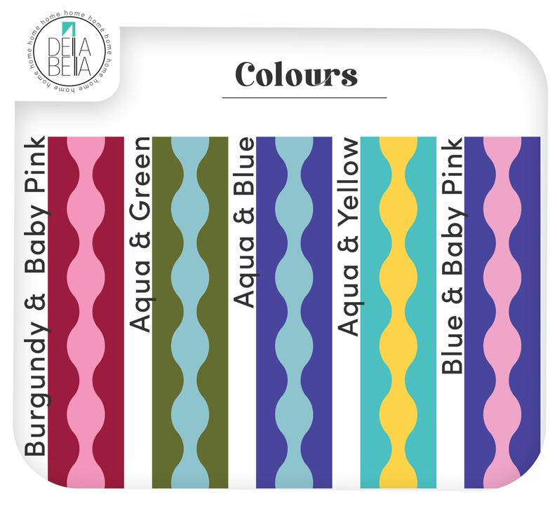 K&ouml;nnte beinhalten: Eine Farbtafel mit f&uuml;nf vertikalen Streifen mit gewellten Kanten. Die Farbkombinationen sind als Burgundy & Baby Pink, Aqua & Green, Aqua & Blue, Aqua & Yellow und Blue & Baby Pink beschriftet. Das Della Bella Logo befindet sich oben links.