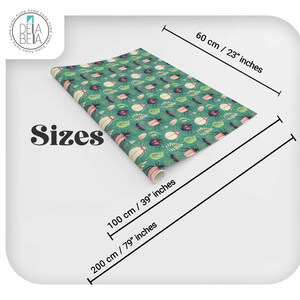 Op de afbeelding: Een groen inpakpapier met een patroon van kleurrijke kevers en bladeren. Het papier is verkrijgbaar in drie maten: 60 cm x 23 inch, 100 cm x 39 inch en 200 cm x 79 inch.