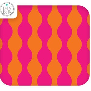 K&ouml;nnte beinhalten: Ein quadratisches Textil mit abgerundeten Ecken, das ein sich wiederholendes vertikales Muster aus abwechselnden, wellenf&ouml;rmigen Spalten in Pink und leuchtendem Orange zeigt. Oben links zeigt ein kreisf&ouml;rmiges Logo den Text DELLA BELLA.