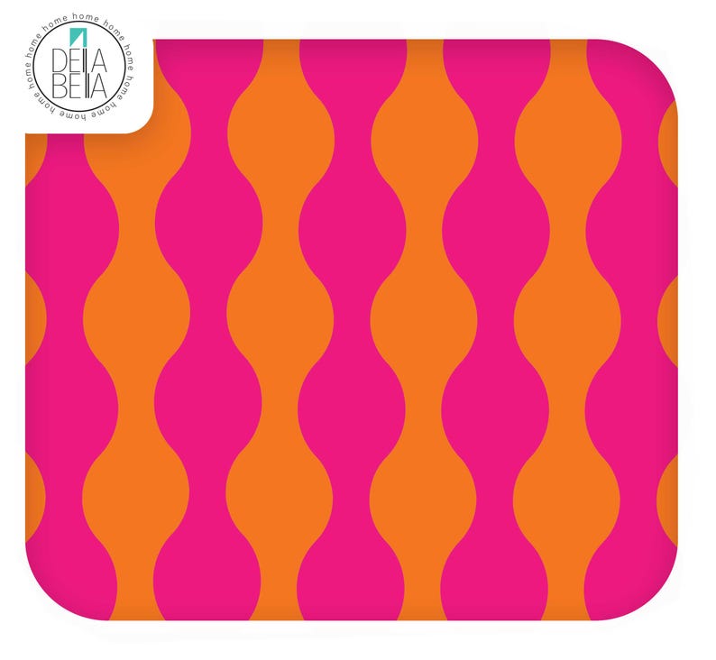 K&ouml;nnte beinhalten: Ein quadratisches Textil mit abgerundeten Ecken, das ein sich wiederholendes vertikales Muster aus abwechselnden, wellenf&ouml;rmigen Spalten in Pink und leuchtendem Orange zeigt. Oben links zeigt ein kreisf&ouml;rmiges Logo den Text DELLA BELLA.
