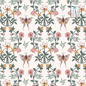 Op de afbeelding: Een naadloos patroon met roze en gele bloemen, groene bladeren en vlinders op een witte achtergrond. Het patroon wordt herhaald over de hele afbeelding.