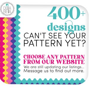 K&ouml;nnte beinhalten: Eine quadratische Grafik mit abgerundeten Ecken und einem vertikalen Rand aus wellenf&ouml;rmigen Streifen in Gelb, Pink, Lila und T&uuml;rkis. Der Text lautet 400+ designs, CAN'T SEE YOUR PATTERN YET?, CHOOSE ANY PATTERN FROM OUR WEBSITE und We are still updating our listings... Message us to find out more. Das Della Bella Logo befindet sich oben links.