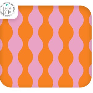 K&ouml;nnte beinhalten: Ein quadratisches Textil mit einem sich wiederholenden vertikalen Muster aus abwechselnden orangefarbenen und hellrosa gewellten S&auml;ulen. Die obere linke Ecke zeigt ein kreisf&ouml;rmiges Logo mit dem Text DELLA BELLA und dem Wort home.