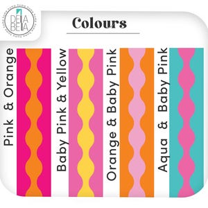 K&ouml;nnte beinhalten: Eine Farbkarte mit der &Uuml;berschrift Colours zeigt f&uuml;nf vertikale Streifen mit einem wellenf&ouml;rmigen Randmuster. Die Farbkombinationen sind Pink & Orange, Baby Pink & Yellow, Orange & Baby Pink sowie Aqua & Baby Pink. Das Logo von Della Bella Home ist sichtbar.