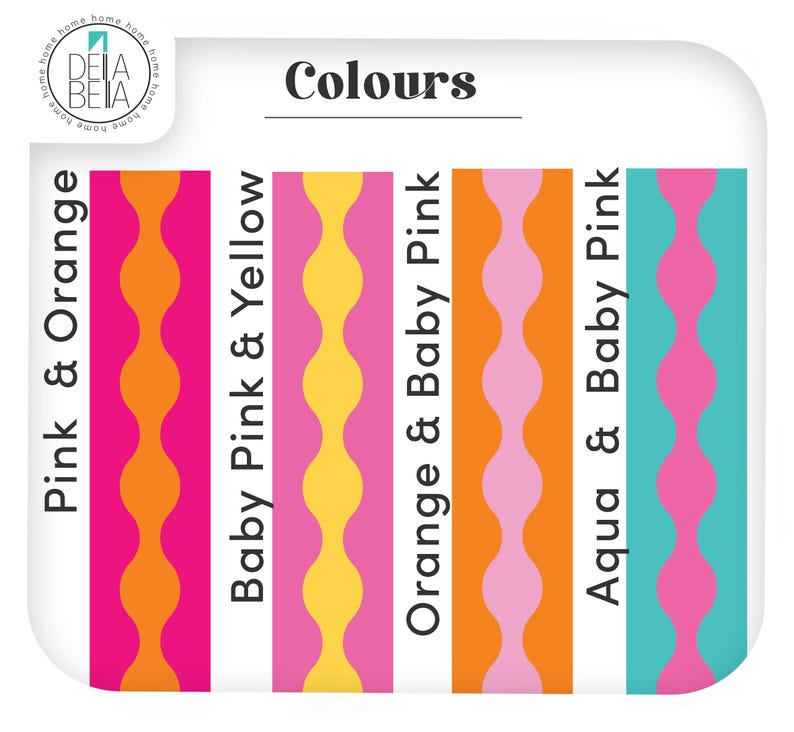 K&ouml;nnte beinhalten: Eine Farbkarte mit der &Uuml;berschrift Colours zeigt f&uuml;nf vertikale Streifen mit einem wellenf&ouml;rmigen Randmuster. Die Farbkombinationen sind Pink & Orange, Baby Pink & Yellow, Orange & Baby Pink sowie Aqua & Baby Pink. Das Logo von Della Bella Home ist sichtbar.