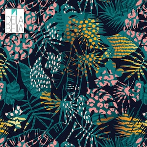 Op de afbeelding: Een naadloos patroon met een tropisch jungle-ontwerp met groene, roze en gele bladeren op een donkerblauwe achtergrond.