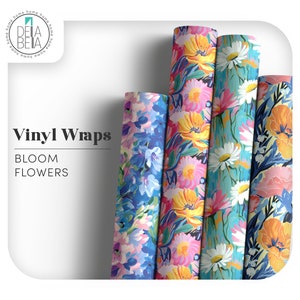 Op de afbeelding: Verschillende rollen vinyl wraps met bloemenpatronen. De wraps tonen bloemen in blauwe, roze, gele en witte tinten. De tekst "Vinyl Wraps" en "Bloom Flowers" staat aan de linkerkant van de afbeelding.