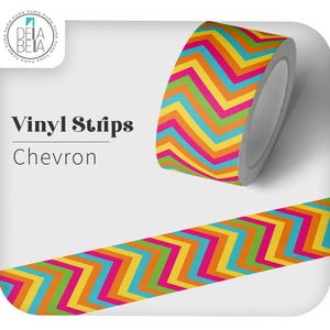 Puede incluir: Un rollo de tiras de vinilo con un vibrante patrón de chevrón en colores alternos de rosa brillante, naranja, amarillo, verde y azul claro. El texto "DEIA BELLA" y "Vinyl Strips Chevron" está impreso en el lado izquierdo de la imagen.