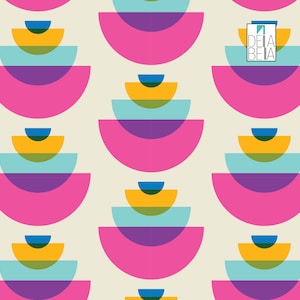 Op de afbeelding: Een naadloos patroon met een herhalend ontwerp van gestapelde halve cirkels in de kleuren roze, paars, blauw, groen en geel. Het patroon is op een lichtbeige achtergrond.