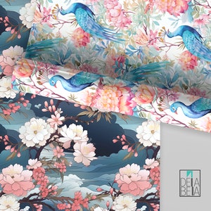 Op de afbeelding: Waterverf bloemenpatroon met blauwe pauwen, roze en witte pioenrozen en kersenbloesems. Het ontwerp bevat een donkerblauwe achtergrond met gestileerde wolken en takken, wat een serene en artistieke esthetiek creëert.